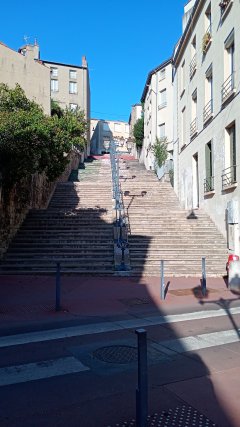 Location logement contre service